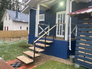 Установка крыльца на каркасе Моно со ступенями из лиственницы в п. Зодиак-Ворот