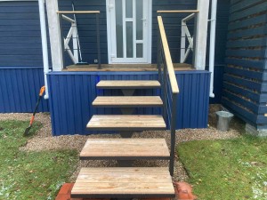Установка крыльца на каркасе Моно со ступенями из лиственницы в п. Зодиак-Ворот