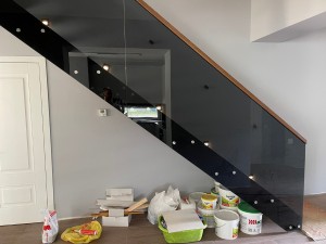 Установка лестница Грация со стеклянным ограждение в деревни Губичи