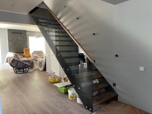 Установка лестница Грация со стеклянным ограждение в деревни Губичи