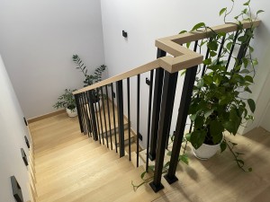 Установка ограждения Вертикаль с поручнем из дуба в деревне Галица