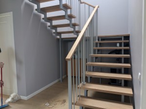 Установка ограждения Вертикаль с поручнем из дуба в деревне Новоселье