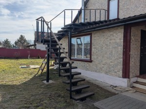 Почему для уличных лестниц выбирают металлический каркас