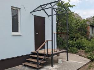 Почему для уличных лестниц выбирают металлический каркас