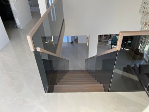 Установка лестницы серии Дуэт с дубовыми ступенями 60 мм и стеклянным ограждением в Жодино Установка лестницы серии Дуэт с дубовыми ступенями 60 мм и стеклянным ограждением в Жодино