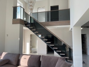 Установка лестницы серии Дуэт с дубовыми ступенями 60 мм и стеклянным ограждением в Жодино Установка лестницы серии Дуэт с дубовыми ступенями 60 мм и стеклянным ограждением в Жодино