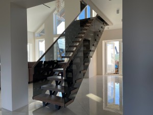 Установка лестницы серии Дуэт с дубовыми ступенями 60 мм и стеклянным ограждением в Жодино Установка лестницы серии Дуэт с дубовыми ступенями 60 мм и стеклянным ограждением в Жодино