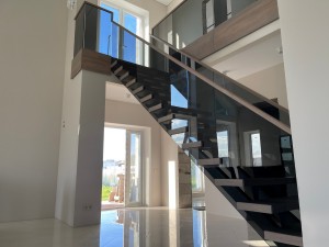 Установка лестницы серии Дуэт с дубовыми ступенями 60 мм и стеклянным ограждением в Жодино Установка лестницы серии Дуэт с дубовыми ступенями 60 мм и стеклянным ограждением в Жодино