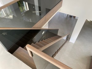 Установка лестницы серии Дуэт с дубовыми ступенями 60 мм и стеклянным ограждением в Жодино Установка лестницы серии Дуэт с дубовыми ступенями 60 мм и стеклянным ограждением в Жодино