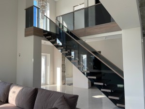 Установка лестницы серии Дуэт с дубовыми ступенями 60 мм и стеклянным ограждением в Жодино Установка лестницы серии Дуэт с дубовыми ступенями 60 мм и стеклянным ограждением в Жодино