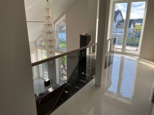 Установка лестницы серии Дуэт с дубовыми ступенями 60 мм и стеклянным ограждением в Жодино Установка лестницы серии Дуэт с дубовыми ступенями 60 мм и стеклянным ограждением в Жодино