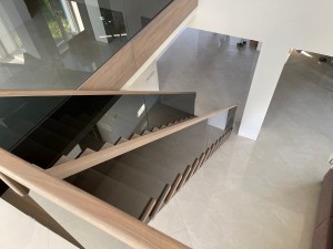 Установка лестницы серии Дуэт с дубовыми ступенями 60 мм и стеклянным ограждением в Жодино Установка лестницы серии Дуэт с дубовыми ступенями 60 мм и стеклянным ограждением в Жодино