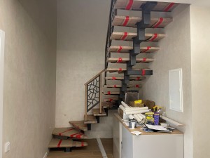 Установка лестницы серии Квадро с дубовыми ступенями и ограждением Мозаика в ЖК Северный берег Установка лестницы серии Квадро с дубовыми ступенями и ограждением Мозаика в ЖК Северный берег