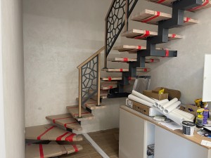 Установка лестницы серии Квадро с дубовыми ступенями и ограждением Мозаика в ЖК Северный берег Установка лестницы серии Квадро с дубовыми ступенями и ограждением Мозаика в ЖК Северный берег