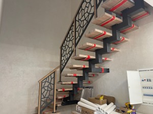 Установка лестницы серии Квадро с дубовыми ступенями и ограждением Мозаика в ЖК Северный берег Установка лестницы серии Квадро с дубовыми ступенями и ограждением Мозаика в ЖК Северный берег