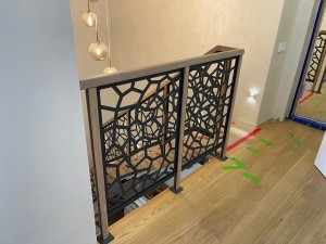 Установка лестницы серии Квадро с дубовыми ступенями и ограждением Мозаика в ЖК Северный берег Установка лестницы серии Квадро с дубовыми ступенями и ограждением Мозаика в ЖК Северный берег