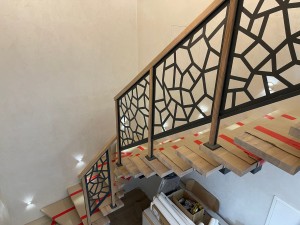 Установка лестницы серии Квадро с дубовыми ступенями и ограждением Мозаика в ЖК Северный берег Установка лестницы серии Квадро с дубовыми ступенями и ограждением Мозаика в ЖК Северный берег