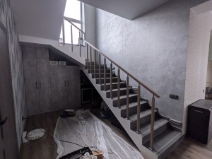 Установка ограждения с комбинированными стойками с накладками из дуба в агрогородке Новоселье Установка ограждения с комбинированными стойками с накладками из дуба в агрогородке Новоселье