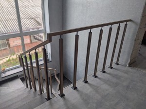 Установка ограждения с комбинированными стойками с накладками из дуба в агрогородке Новоселье Установка ограждения с комбинированными стойками с накладками из дуба в агрогородке Новоселье