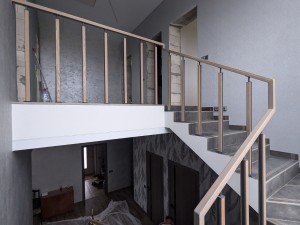 Установка ограждения с комбинированными стойками с накладками из дуба в агрогородке Новоселье Установка ограждения с комбинированными стойками с накладками из дуба в агрогородке Новоселье