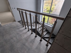 Установка ограждения с комбинированными стойками с накладками из дуба в агрогородке Новоселье Установка ограждения с комбинированными стойками с накладками из дуба в агрогородке Новоселье