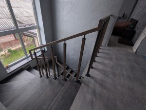 Установка ограждения с комбинированными стойками с накладками из дуба в агрогородке Новоселье Установка ограждения с комбинированными стойками с накладками из дуба в агрогородке Новоселье