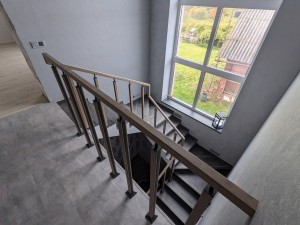 Установка ограждения с комбинированными стойками с накладками из дуба в агрогородке Новоселье Установка ограждения с комбинированными стойками с накладками из дуба в агрогородке Новоселье