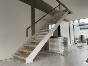 Установка лестницы серии Грация со ступенями из дуба 60 мм и скрытым крепежом стеклянного ограждения в деревни Зацень