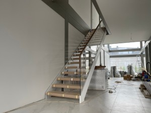 Установка лестницы серии Грация со ступенями из дуба 60 мм и скрытым крепежом стеклянного ограждения в деревни Зацень