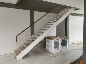 Установка лестницы серии Грация со ступенями из дуба 60 мм и скрытым крепежом стеклянного ограждения в деревни Зацень