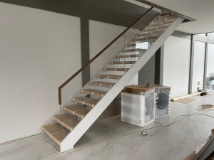 Установка лестницы серии Грация со ступенями из дуба 60 мм и скрытым крепежом стеклянного ограждения в деревни Зацень