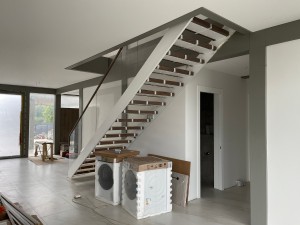 Установка лестницы серии Грация со ступенями из дуба 60 мм и скрытым крепежом стеклянного ограждения в деревни Зацень