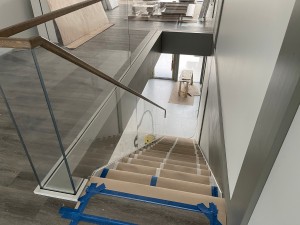 Установка лестницы серии Грация со ступенями из дуба 60 мм и скрытым крепежом стеклянного ограждения в деревни Зацень