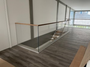 Установка лестницы серии Грация со ступенями из дуба 60 мм и скрытым крепежом стеклянного ограждения в деревни Зацень