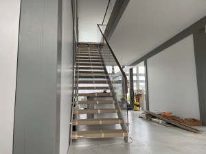 Установка лестницы серии Грация со ступенями из дуба 60 мм и скрытым крепежом стеклянного ограждения в деревни Зацень