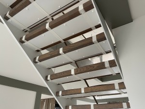 Установка лестницы серии Грация со ступенями из дуба 60 мм и скрытым крепежом стеклянного ограждения в деревни Зацень