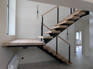 Лестничная площадка: 7 практичных способов использовать пространство