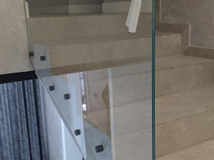 Стеклянные перила и стоимость дома: действительно ли они повышают «ценность» при продаже? Стеклянные перила и стоимость дома: действительно ли они повышают «ценность» при продаже?