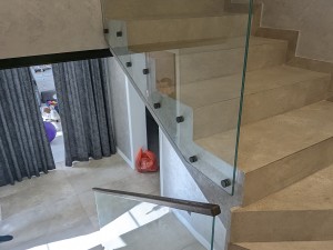 Стеклянные перила и стоимость дома: действительно ли они повышают «ценность» при продаже? Стеклянные перила и стоимость дома: действительно ли они повышают «ценность» при продаже?