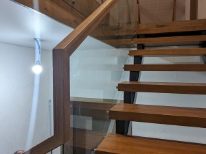 Что важно учесть перед покупкой стеклянного ограждения: безопасность, вид и реальные расходы