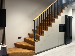 Установка лестницы Квадро со ступенями и подступенками из хвои, ограждение Рамка по маршу и стекла на балюстраде (Новая Боровая, ул. Авиационная)