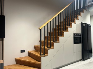 Установка лестницы Квадро со ступенями и подступенками из хвои, ограждение Рамка по маршу и стекла на балюстраде (Новая Боровая, ул. Авиационная) Установка лестницы Квадро со ступенями и подступенками из хвои, ограждение Рамка по маршу и стекла на балюстраде (Новая Боровая, ул. Авиационная)