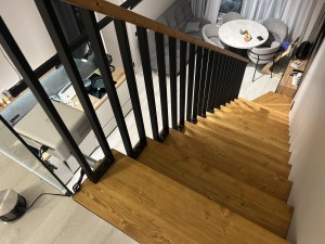 Установка лестницы Квадро со ступенями и подступенками из хвои, ограждение Рамка по маршу и стекла на балюстраде (Новая Боровая, ул. Авиационная) Установка лестницы Квадро со ступенями и подступенками из хвои, ограждение Рамка по маршу и стекла на балюстраде (Новая Боровая, ул. Авиационная)