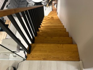 Установка лестницы Квадро со ступенями и подступенками из хвои, ограждение Рамка по маршу и стекла на балюстраде (Новая Боровая, ул. Авиационная) Установка лестницы Квадро со ступенями и подступенками из хвои, ограждение Рамка по маршу и стекла на балюстраде (Новая Боровая, ул. Авиационная)