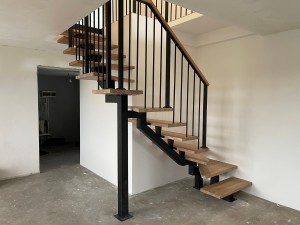 Установка лестницы Моно со ступенями из дуба и ограждением Вертикаль в г. Светлогорске