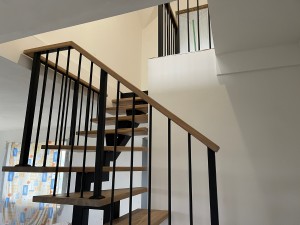 Установка лестницы Моно со ступенями из дуба и ограждением Вертикаль в г. Светлогорске