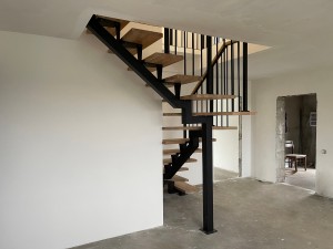 Установка лестницы Моно со ступенями из дуба и ограждением Вертикаль в г. Светлогорске