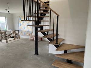 Установка лестницы Моно со ступенями из дуба и ограждением Вертикаль в г. Светлогорске