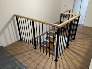 Установка лестницы Моно со ступенями из дуба и ограждением Вертикаль в г. Светлогорске