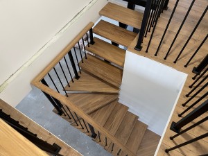 Установка лестницы Моно со ступенями из дуба и ограждением Вертикаль в г. Светлогорске